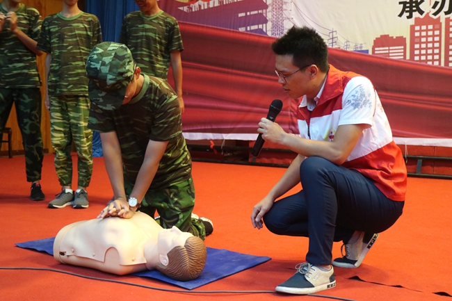 红十字应急救护知识在新生军训营开课