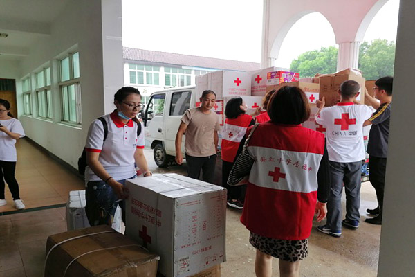 县红十字会积极组织救灾物资发放